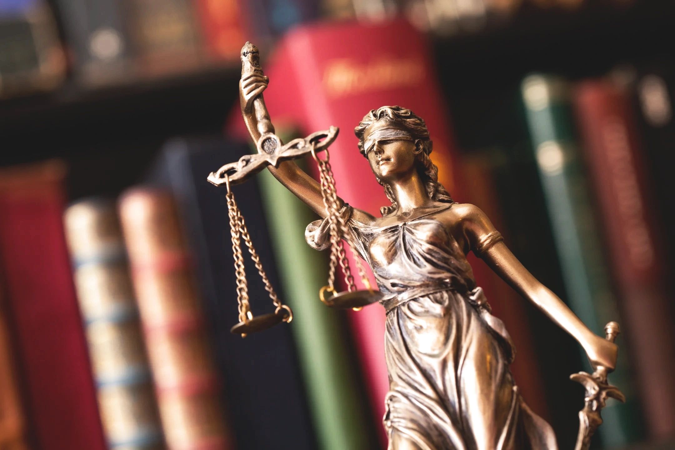 Estatua de la Justicia representando la equidad y la ley