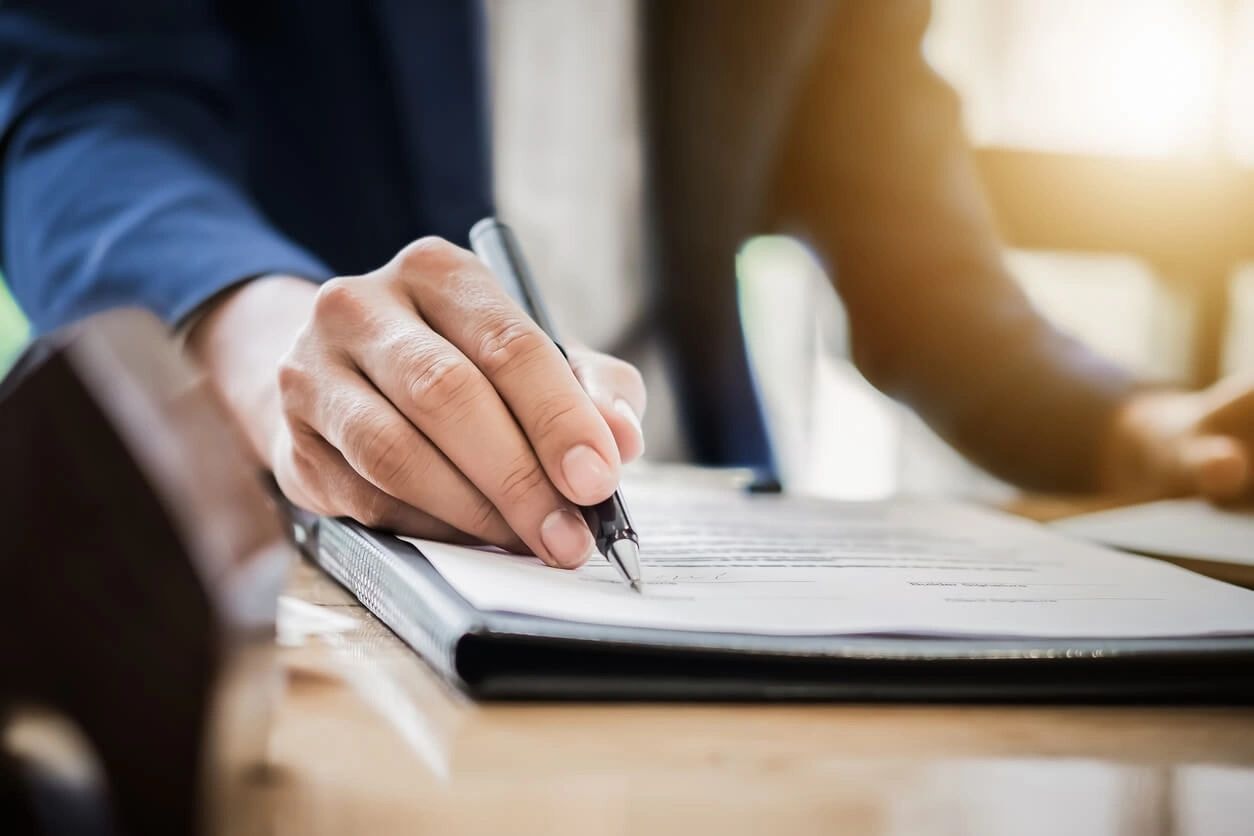 Abogado firmando documentos legales